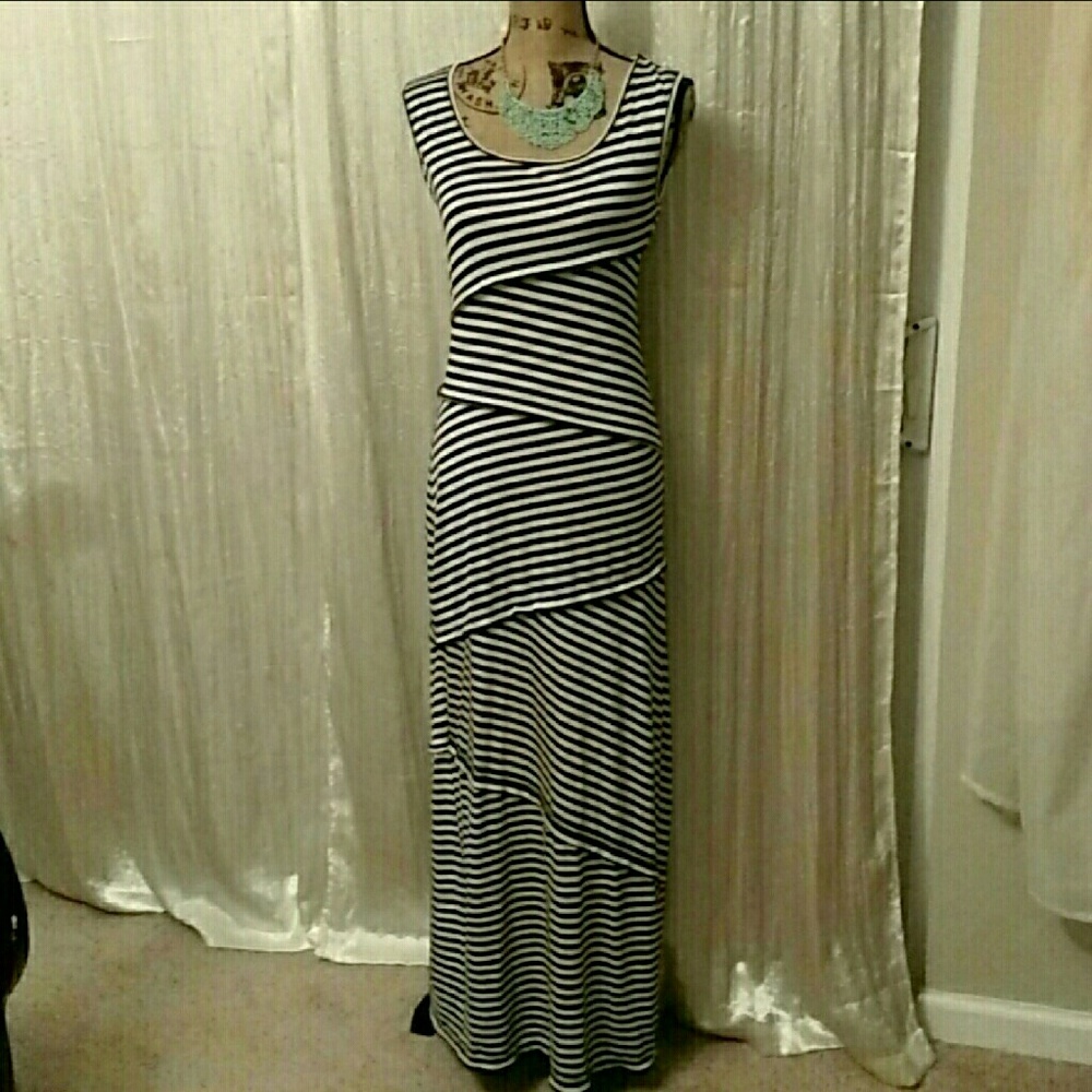 Max studio stunning navy blue stripe maxi dress